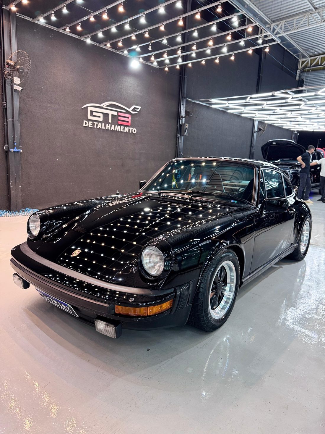 Porsche 911 com vitrificação refletindo iluminação premium